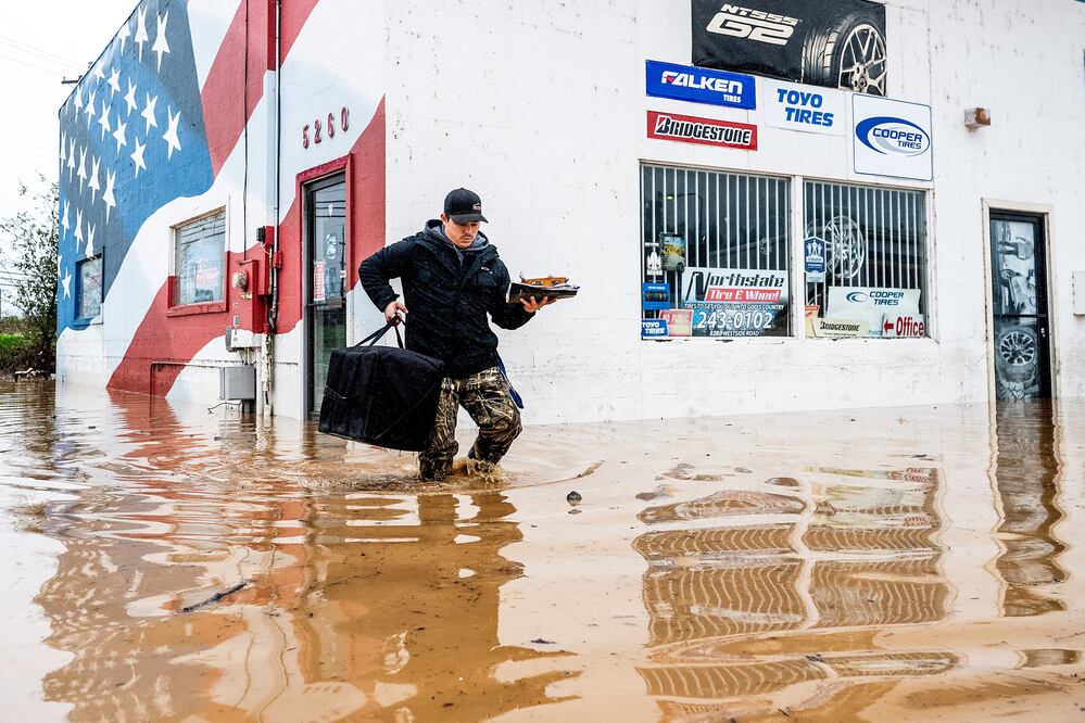 Tormenta invernal azota EU: muere una persona en California y activan alertas por inundaciones y nieve rumbo a Navidad (AP Photo/Noah Berger)