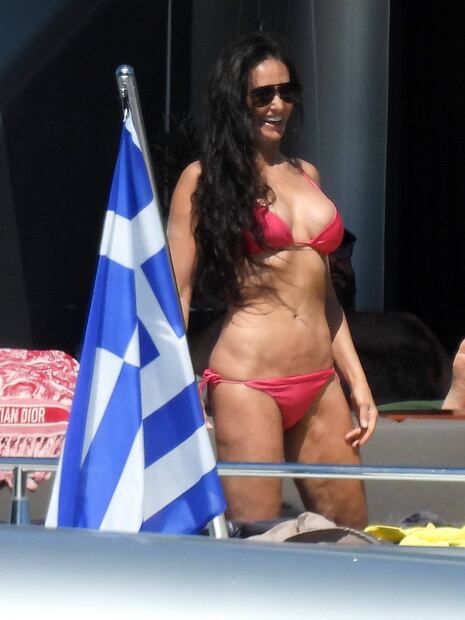 Demi Moore presume figura 'irreal' con bikini rosa a los 59 años