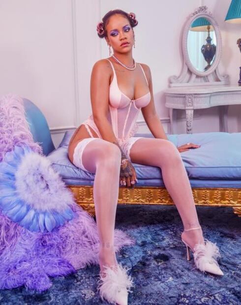 Rihanna posa con corsé de lencería durante sesión de fotos