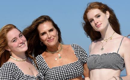 Brooke Shields y sus hijas se lucen en traje de baño durante sesión en la playa