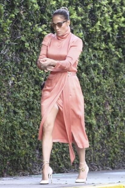 Jennifer Lopez sufre accidente de vestuario con vestido de raja