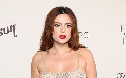 Bella Thorne conquista México con glamoroso vestido rojo de escote ‘keyhole’