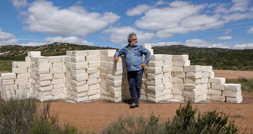 Canadiense levanta muro de queso en frontera de EU y México