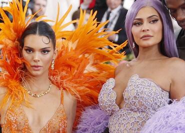 Kendall y Kylie Jenner cautivan con reveladores vestidos con aberturas