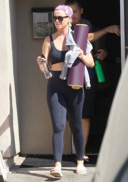 Katy Perry luce figura torneada con leggings en California