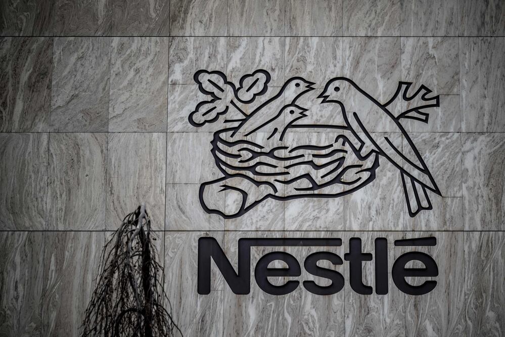 Acusan a Nestlé de usar más azúcar en estos productos para bebés en países en desarrollo. (Photo by Fabrice COFFRINI / AFP)