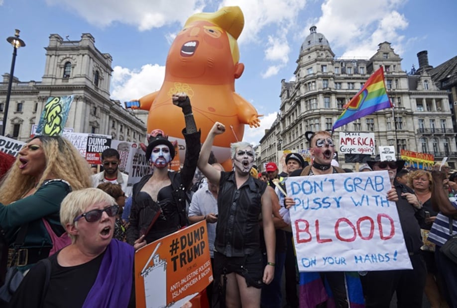 El "bebé Trump" en pañales se alza frente al Parlamento de Londres