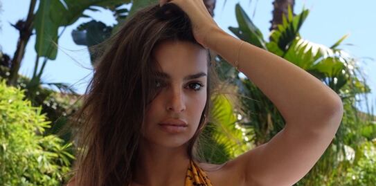 Emily Ratajkowski posa en bikini junto a playas de Maldivas 