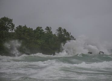 Ernesto se convierte en el tercer huracán del Atlántico; prevén fuertes lluvias e inundaciones