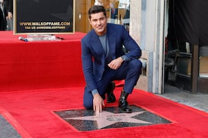 Zac Efron desvela su estrella en el Paseo de la Fama de Hollywood y honra a Matthew Perry