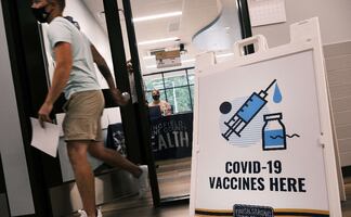 California exigirá a los maestros que se vacunen o se hagan pruebas semanales