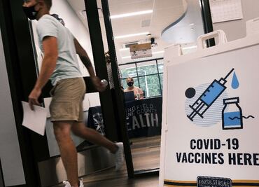 California exigirá a los maestros que se vacunen o se hagan pruebas semanales