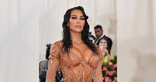 Kim Kardashian 'enciende' el verano al posar en bikini blanco