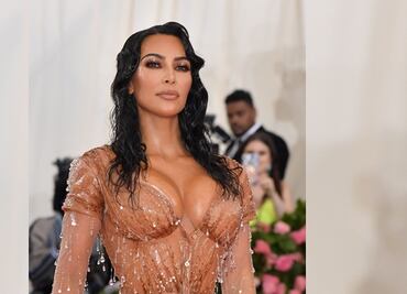 Kim Kardashian 'enciende' el verano al posar en bikini blanco