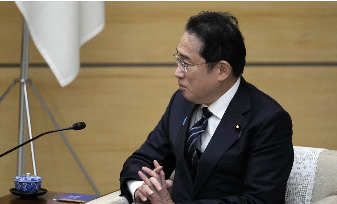 Escándalo en Japón: Primer Ministro interrogado por evento con bailarinas en trajes de baño. Foto EFE