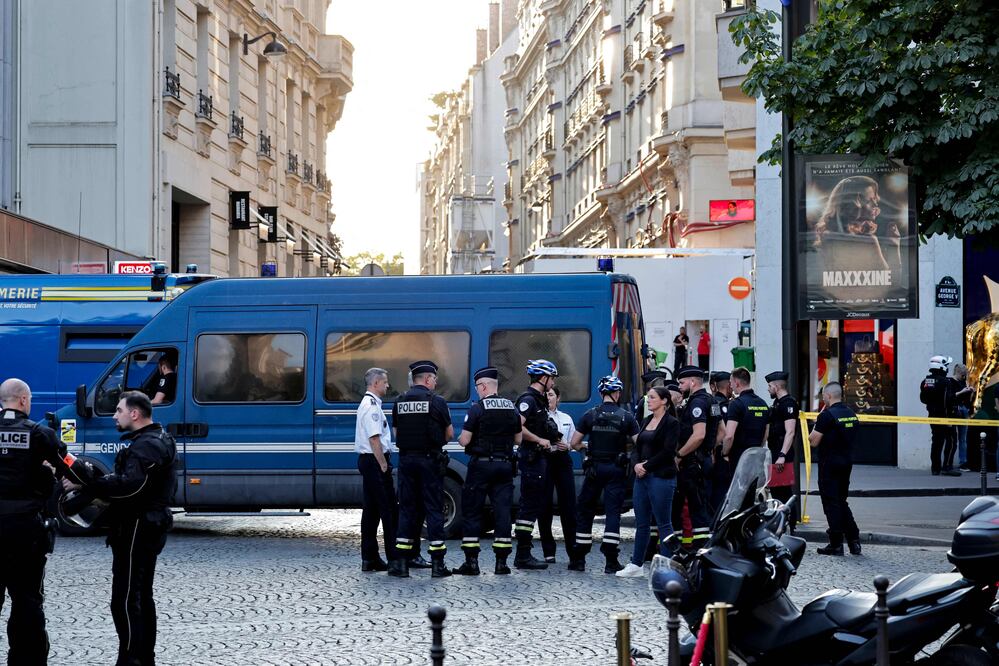 Reportan un policía herido en ataque con cuchillo en París días antes de los Olímpicos. Foto: AFP