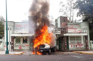 Protesta por Ayotzinapa en CDMX: normalistas queman camión frente a base militar para exigir justicia