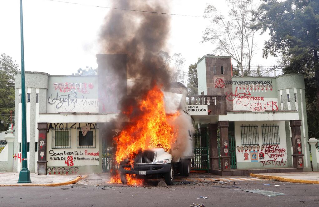 Protesta por Ayotzinapa en CDMX: padres de los 43 y normalistas queman camión frente a base militar para exigir justicia. Foto: Francisco Robles / AFP