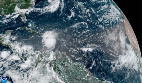 Tras devastar varias islas caribeñas, Beryl se debilita a categoría 4 rumbo a Jamaica