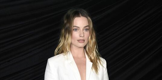 Margot Robbie deslumbra con blazer braless en Hollywood