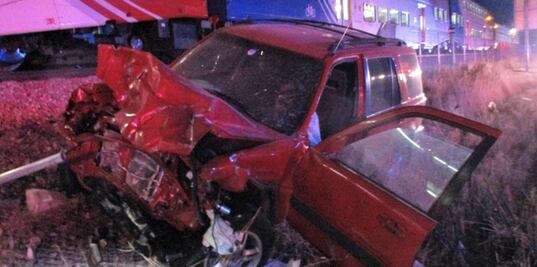 Video. Policía salva a conductor inconsciente de ser arrollado por tren