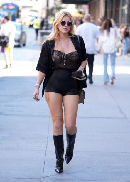 Bella Thorne destila glamour en Nueva York con shorts de cuero y top lencero