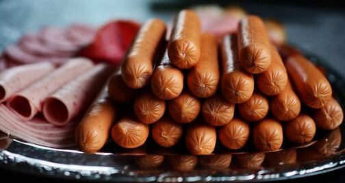 Detectan fragmentos de metal en más de 900 kilos de salchichas