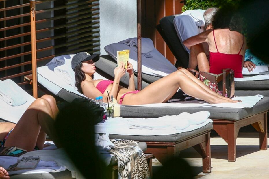 Dua Lipa muestra abdomen de impacto con bikini rosa en Miami
