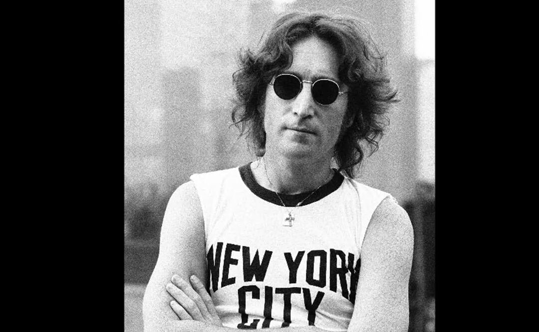 Fans recuerdan a Lennon el día de su muerte con flores, manzanas y música en Central Park. Foto EFE