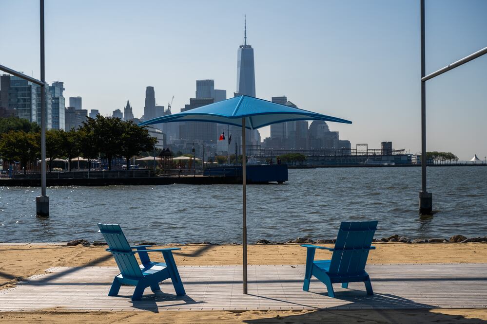 El condado de Manhattan en Nueva York cuenta desde este lunes con la primera playa pública en el parque del río Hudson, donde los neoyorquinos podrán tomar el sol, disfrutar de un paseo y el paisaje y practicar deportes, un proyecto que tomó 25 años hacerlo realidad. Foto: EFE/Gobernación de Nueva York / Darren McGee