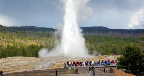 Arrestan a turistas por acercarse peligrosamente a géiser de Yellowstone