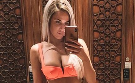 Luchadora de la WWE luce curvas con bikini metálico en Bahamas