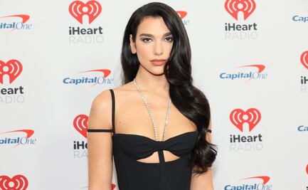 Dua Lipa luce figura 'irreal' con ajustado vestido negro de escote 