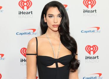 Dua Lipa luce figura 'irreal' con ajustado vestido negro de escote