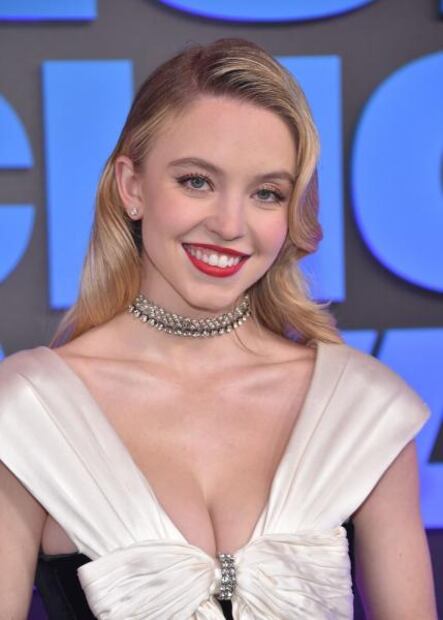 Sydney Sweeney deslumbra con minivestido de lujo en los PCA