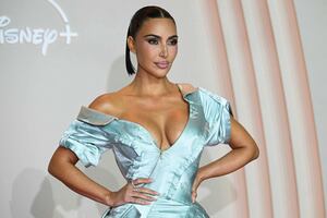 Kim Kardashian se pone atuendo traslúcido y sorprende con figura de impacto a los 45 años