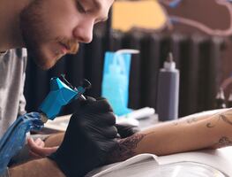 FDA advierte por tinta para tatuajes contaminadas con “gérmenes mortales”