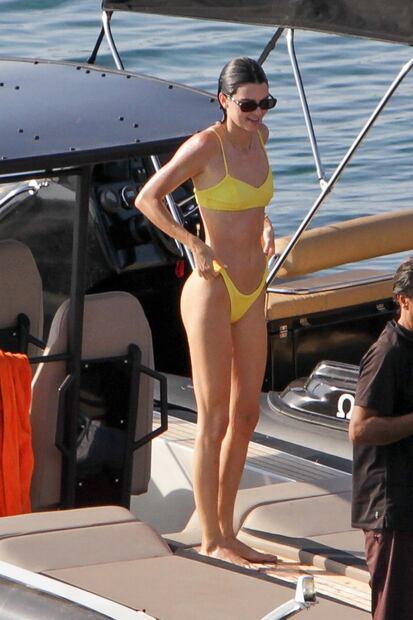 Kendall Jenner deslumbra con mini bikini amarillo en Mykonos