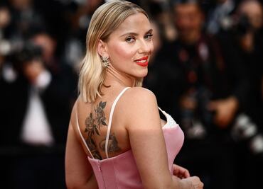 Scarlett Johansson se roba todas las miradas con vestido rosa tipo ‘Barbie’ en Cannes