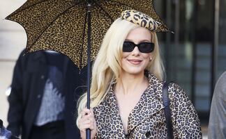 Millie Bobby Brown se luce con atuendo animal print tras responder a críticas por su apariencia