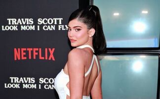 Kylie Jenner presume lujoso vestido de escote en desfile de Schiaparelli  y deslumbra 