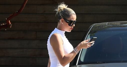 Khloé Kardashian presume figura 'curvy' con ajustado vestido blanco