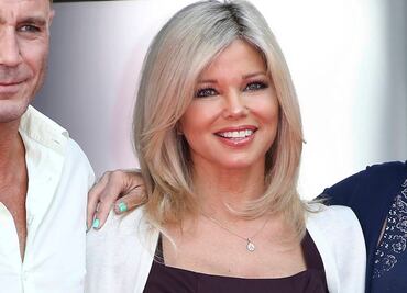Estrella de 'Baywatch' desafía la edad y se luce con diminuto bikini a los 54 años