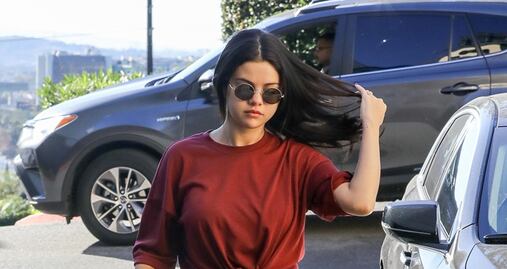 Selena Gomez impacta con leggings rojos en Los Ángeles