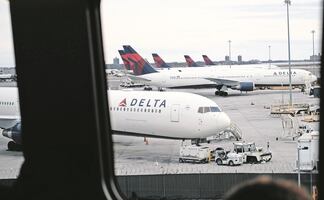 Arrestan a pasajero que intentó violar la puerta del piloto durante vuelo
