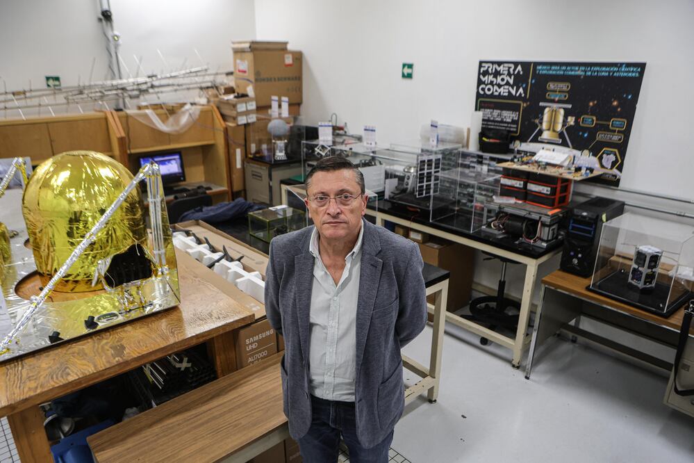 La primera misión de México 'Colmena' llega a la órbita lunar y prepara su segunda emisión.  FOTOS Gabriel Pano El Universal