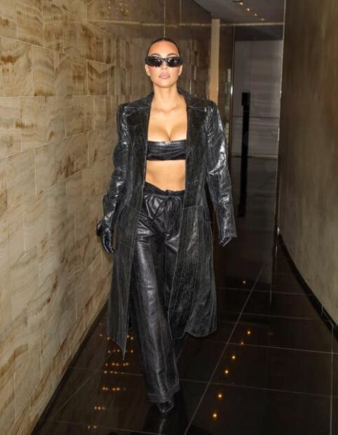 Kim Kardashian arrasa con diminuto top y look estilo' Matrix' en Milán