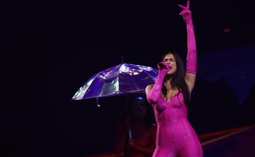 Dua Lipa paraliza Madrid con look catsuit rosa de Versace (Fotos)