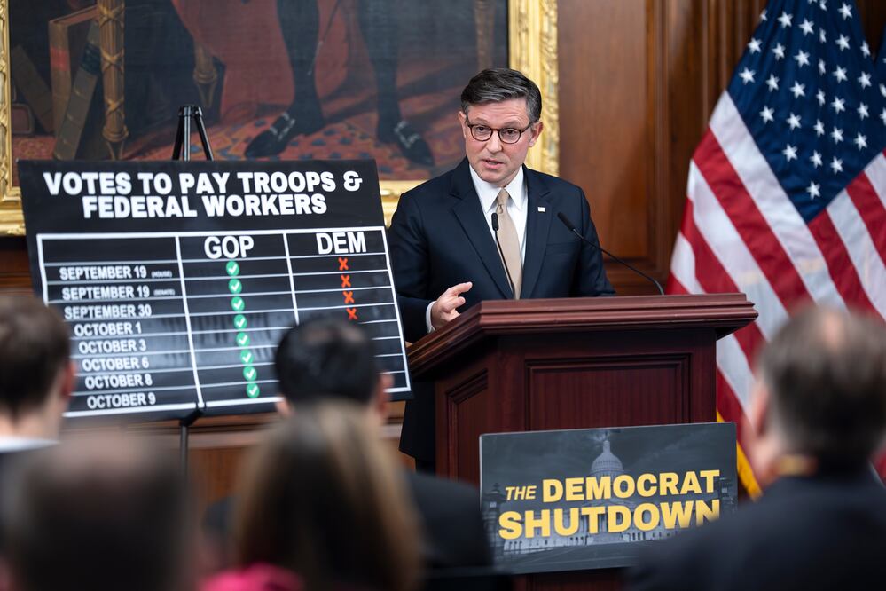 ¡Caos en Washington! 🇺🇸 Mike Johnson amenaza con el cierre de gobierno más largo de la historia y culpa a los demócratas(AP Photo/J. Scott Applewhite)