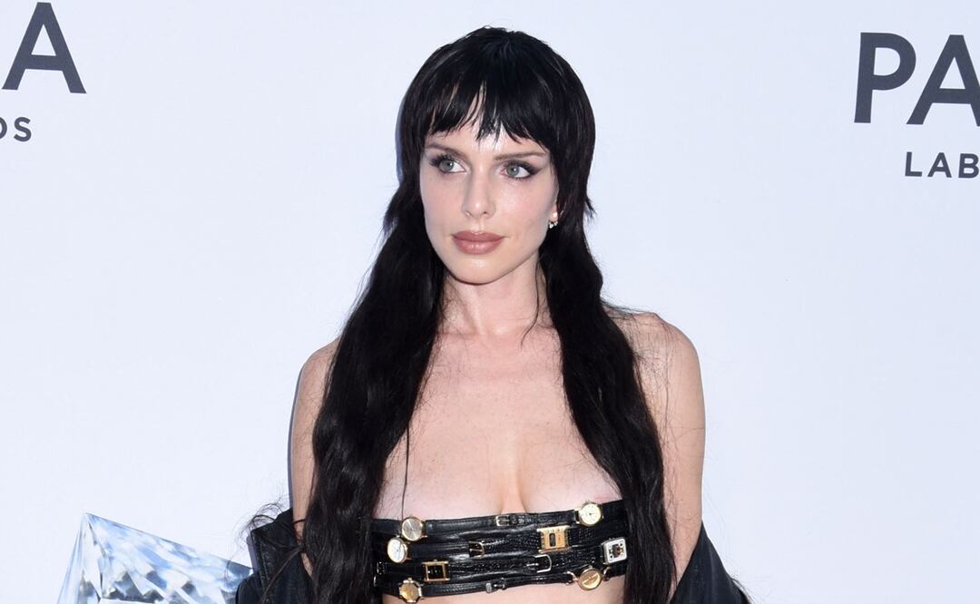 Julia Fox luce su look más arriesgado en Nueva York con top bandeau y minifalda de relojes. Foto: The Grosby Group